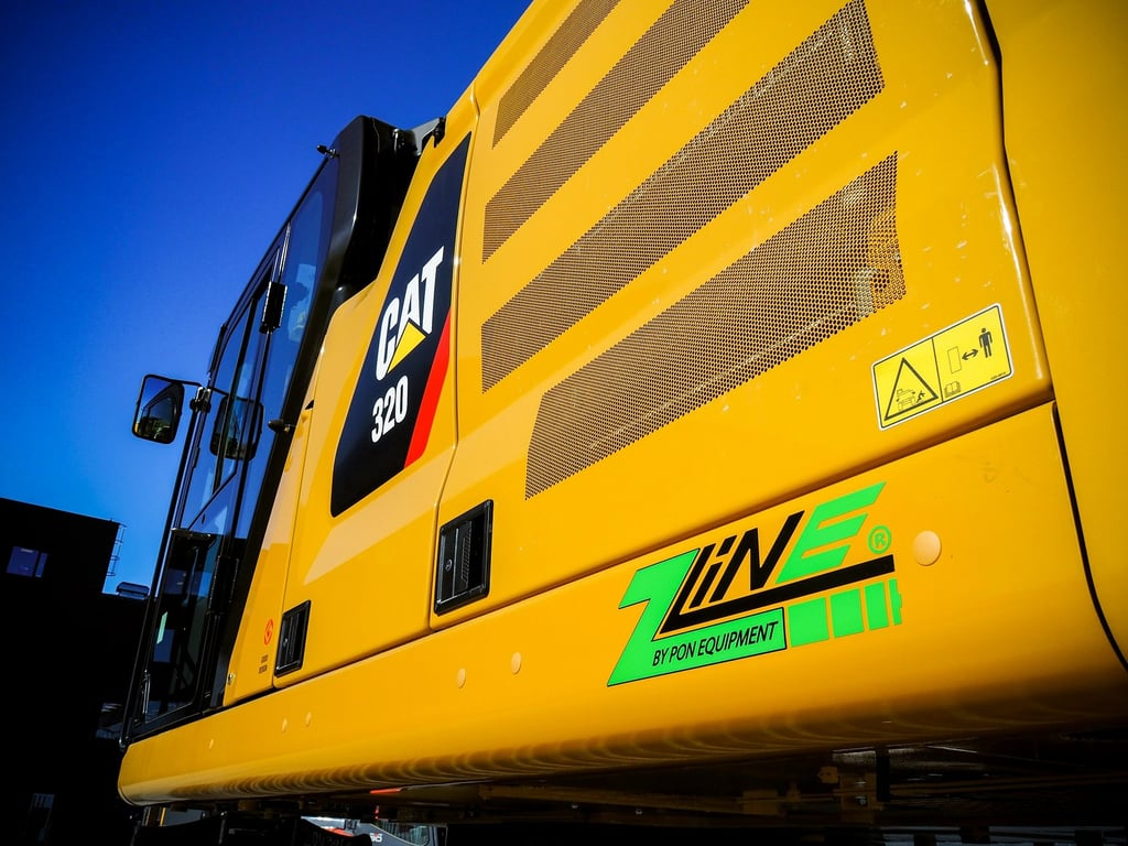 Cat 320 Z-line Close Up.jpg