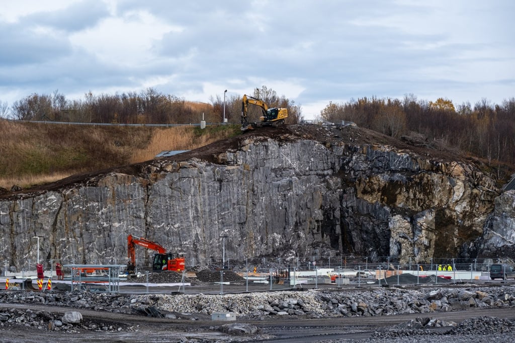 Cat 326 Pon Rental logo Foto Tor. O. Iversen Avinor.jpg Dam og sjøplastring.jpg 1.jpg