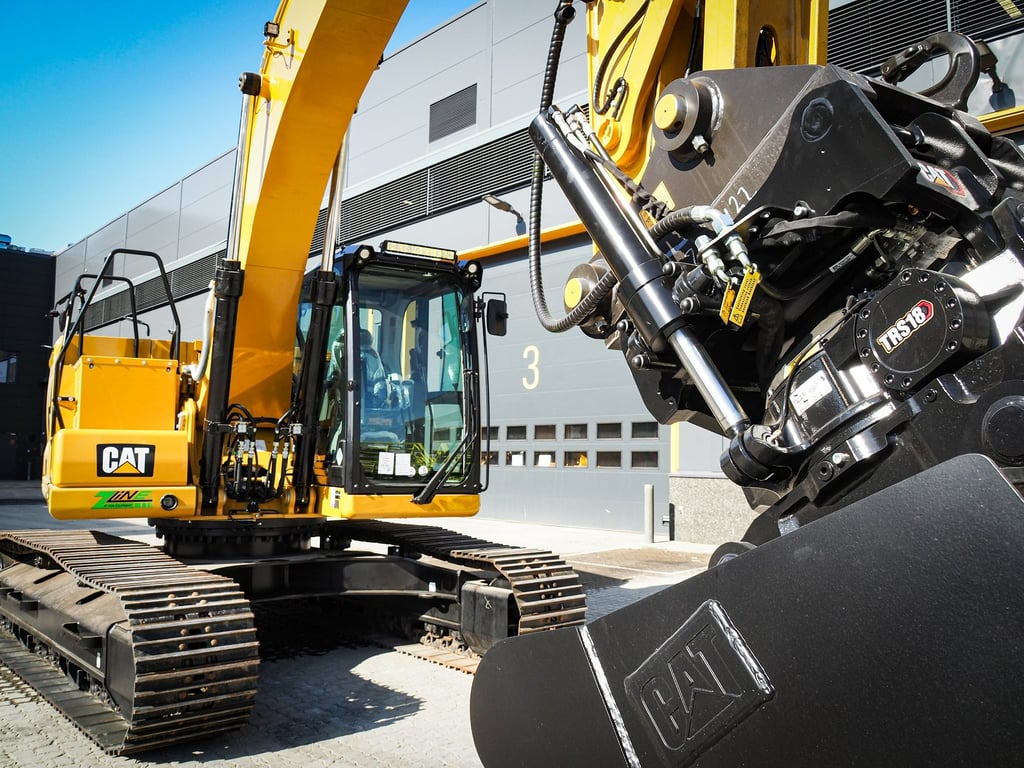 Cat 320 Z-line Close Up 2.jpg