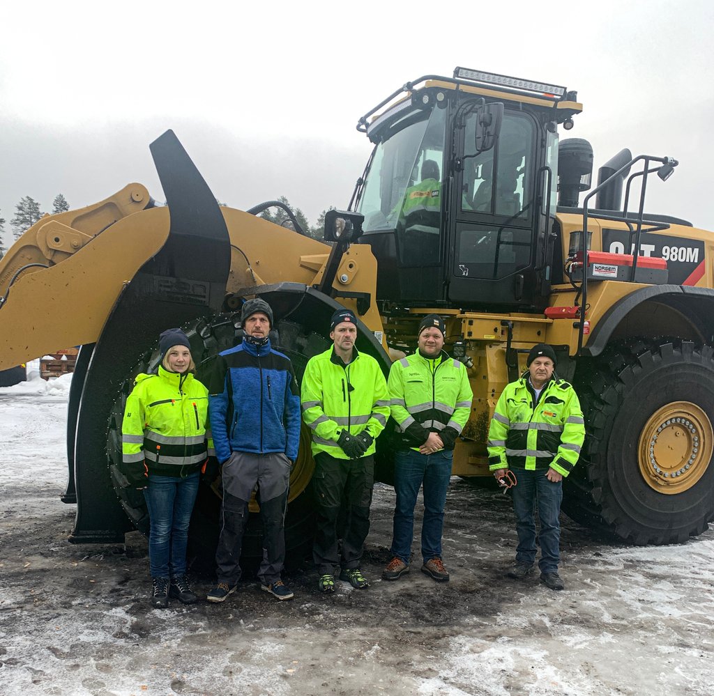 Monica Hagenborg Bakken (tømmersjef Begna Bruk AS), Joachim Korsmo (sjåfør Begna Bruk AS), Bjørn Erik Kolsrud (sjåfør Begna Bruk AS), Tore Wistad (salgsingeniør i Pon Equipment AS) og Lars Fremming (instruktør i Pon Equipment AS). 